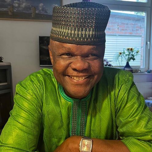 Portrait eines Mannes, der in die Kamera lacht.