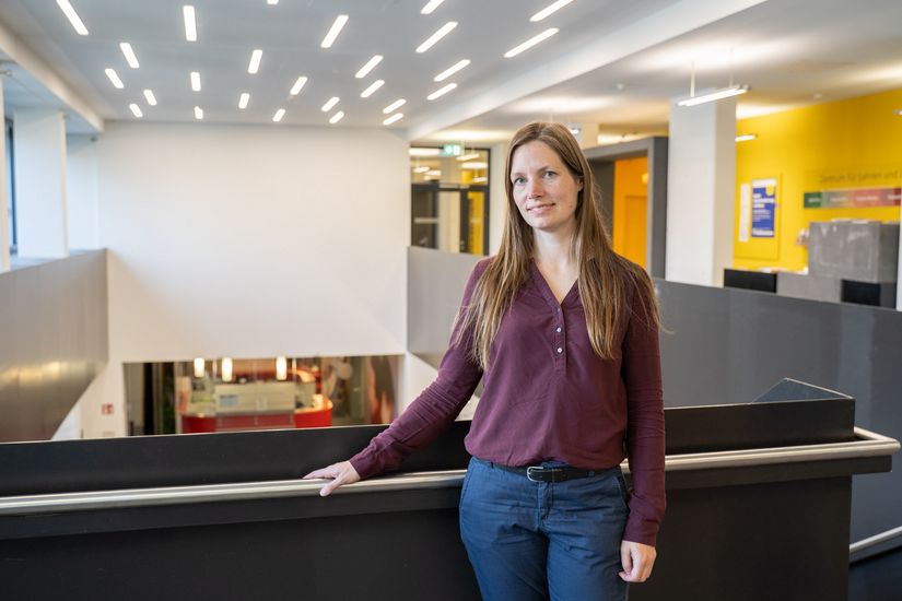 Frau lacht in die Kamera