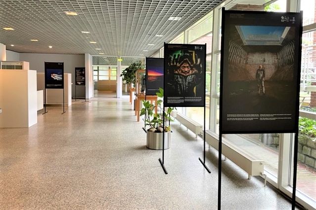 Fotoausstellung Life at Sea Raum mit Aufstellern, auf denen großformatige Fotos zu sehen sind.