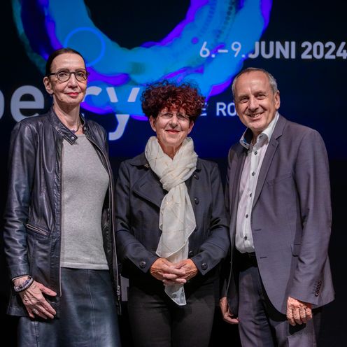 Gruppenbild mit zwei Frauen und einem Mann