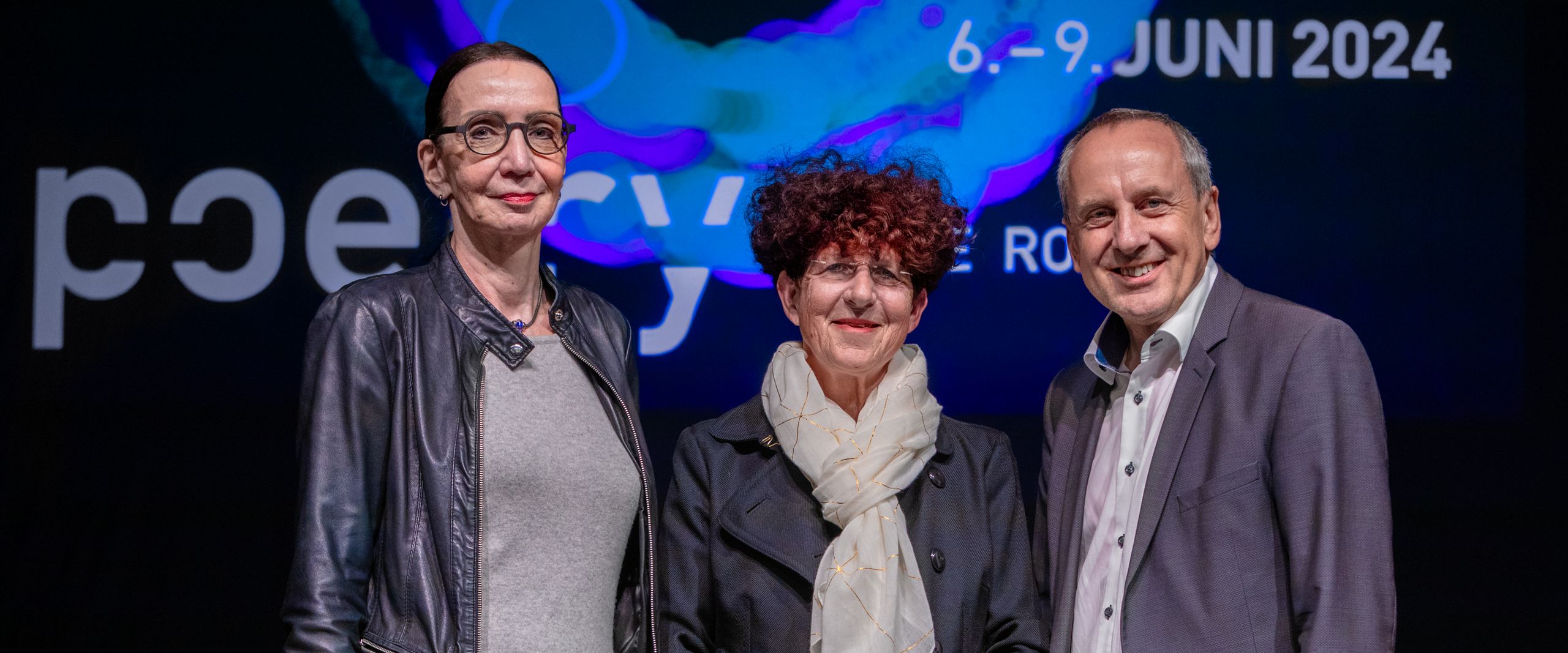 Gruppenbild mit zwei Frauen und einem Mann