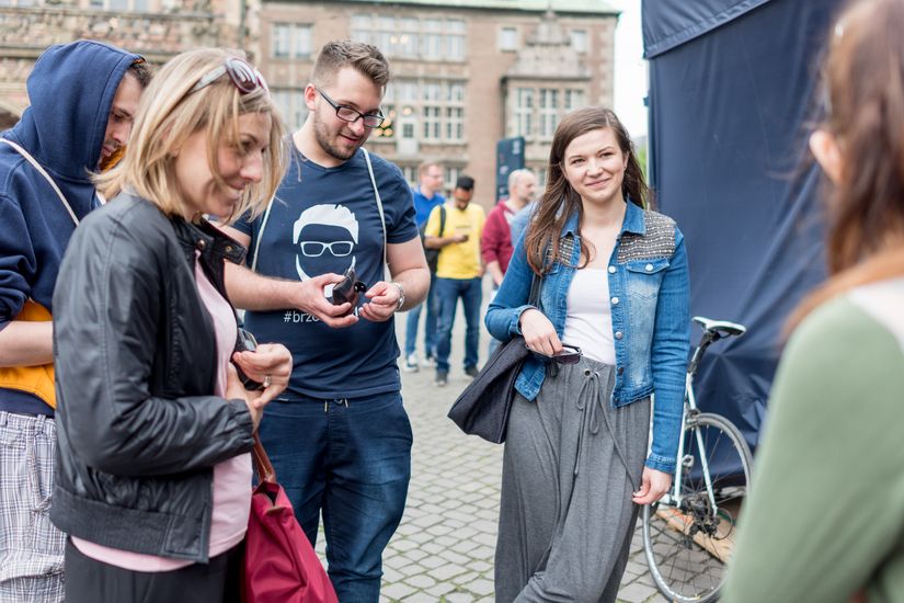 Junge Menschen stehen zusammen am Marktplatz