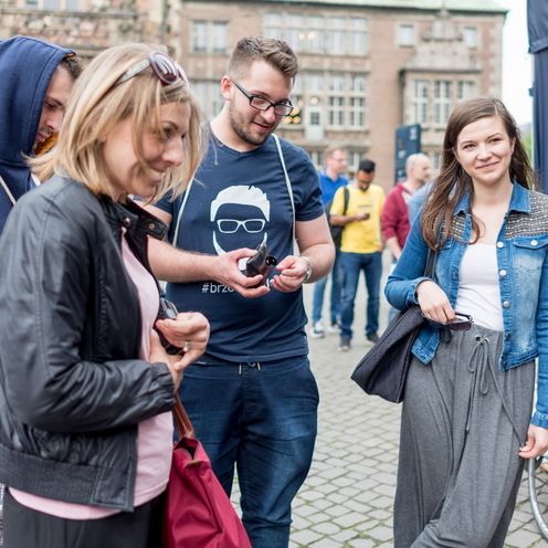 Junge Menschen stehen zusammen am Marktplatz