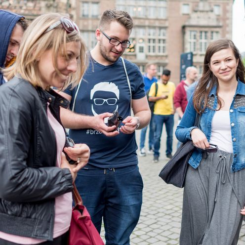Junge Menschen stehen zusammen am Marktplatz