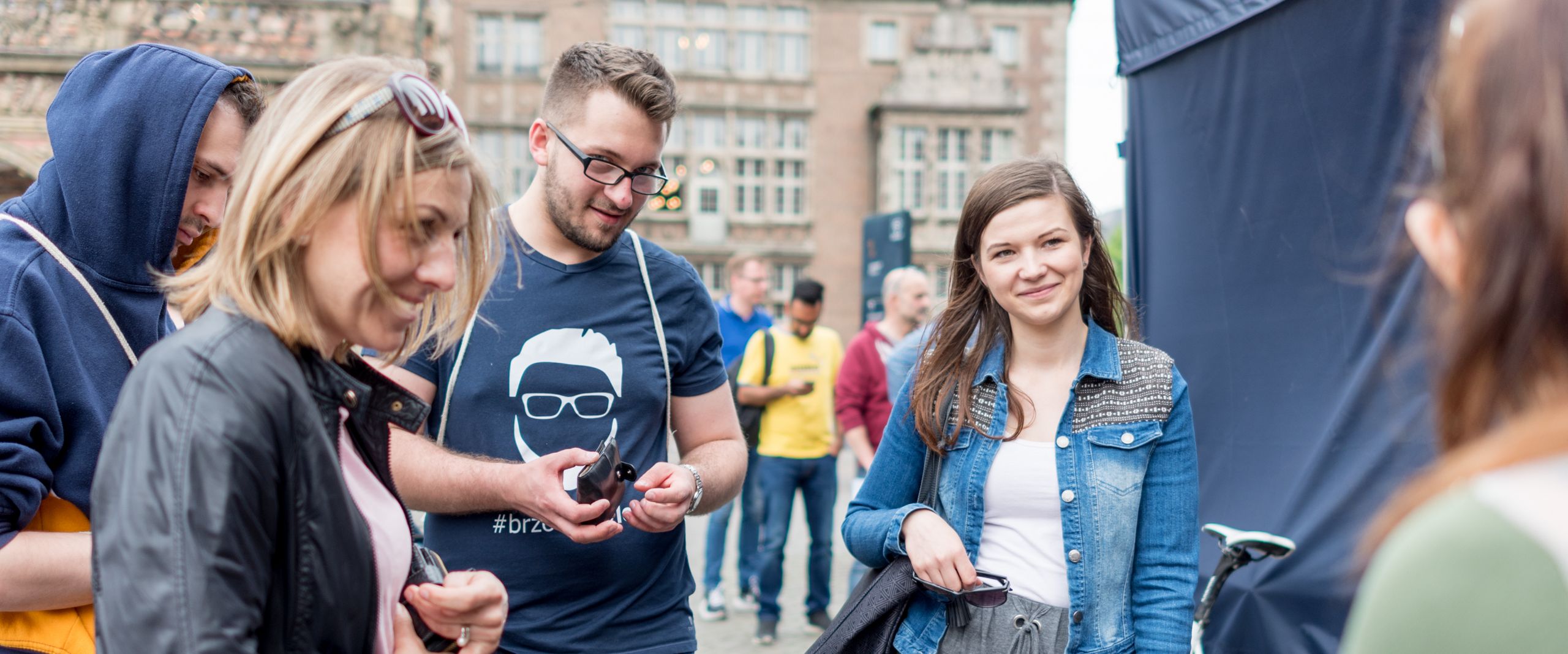 Stadtführung Junge Menschen stehen zusammen am Marktplatz