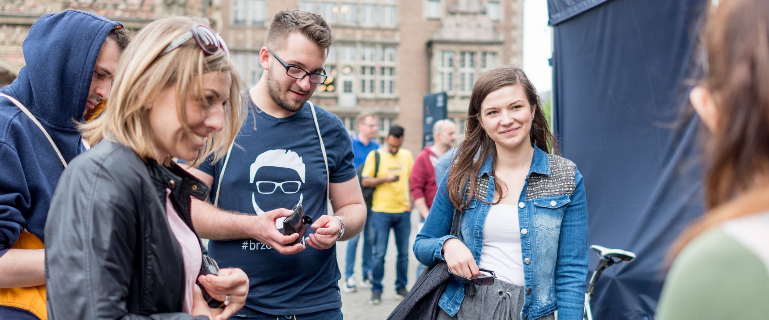 Junge Menschen stehen zusammen am Marktplatz