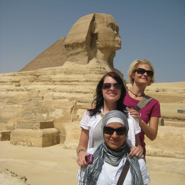 AWS-Studierende in Ägypten Studierende posieren vor der Sphinx-Statue in Ägypten
