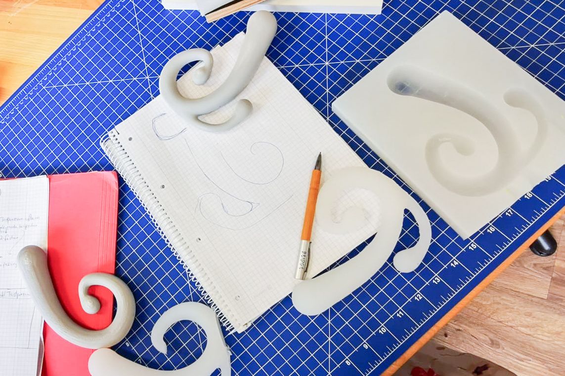 Sextoy-Prototypen des Startups Custom Climax auf einer Werkbank 