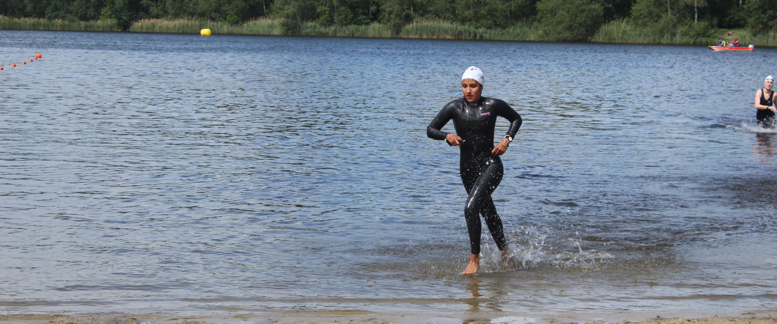 Eine L&auml;uferin rennt durch Wasser.