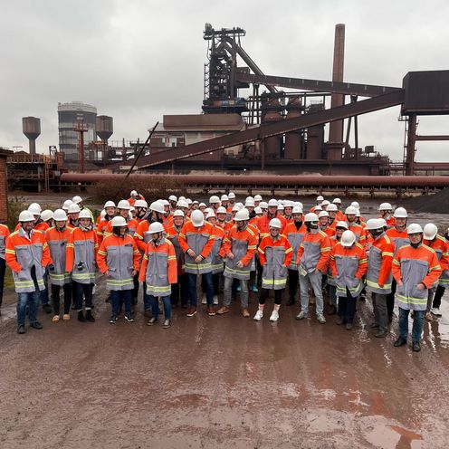 Menschen vor dem Bremer Stahlwerk.