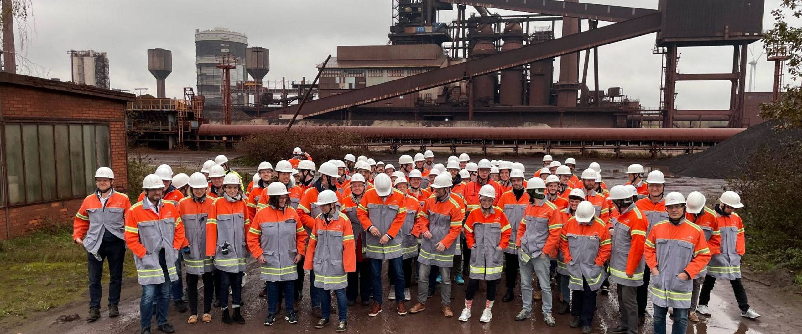 Menschen vor dem Bremer Stahlwerk.