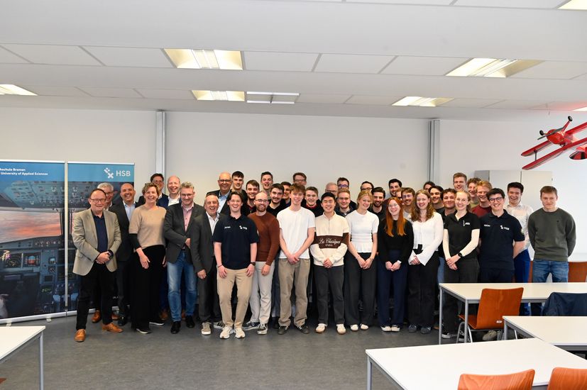 Gruppenbild mit M&auml;nnern und Frauen