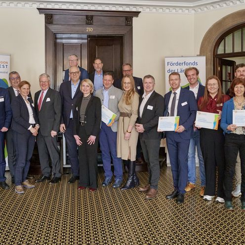 gruppenbild mit M&auml;nnern und Frauen