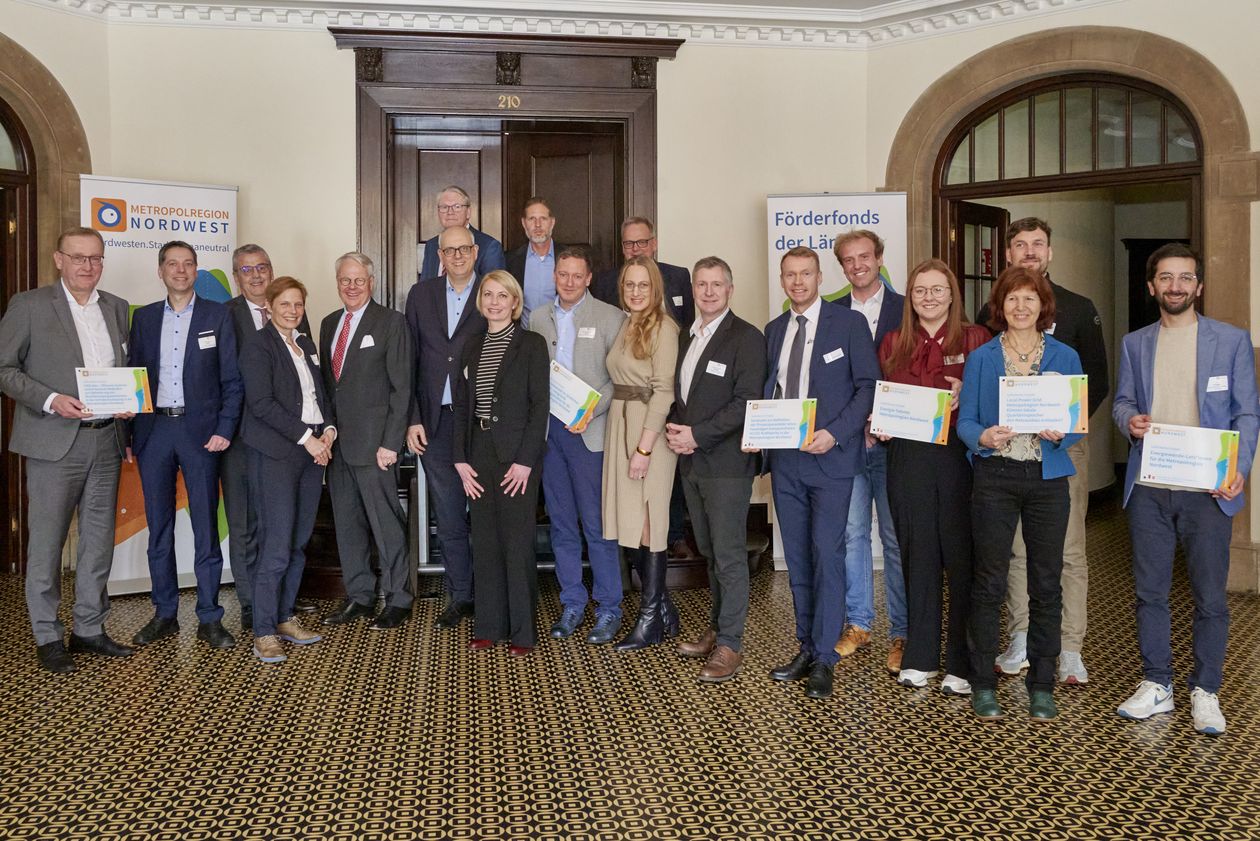 gruppenbild mit M&auml;nnern und Frauen