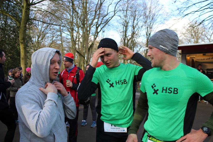 Drei L&auml;ufer unterhalten sich.