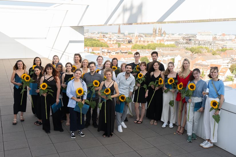 Zu sehen sind die Absolvent:innen des Studienganges Architektur / Environmental Design M. A. auf der Dachterrasse des AB-Gebäudes, Sommersemester 2024 (Bild: Jessica Ammann)