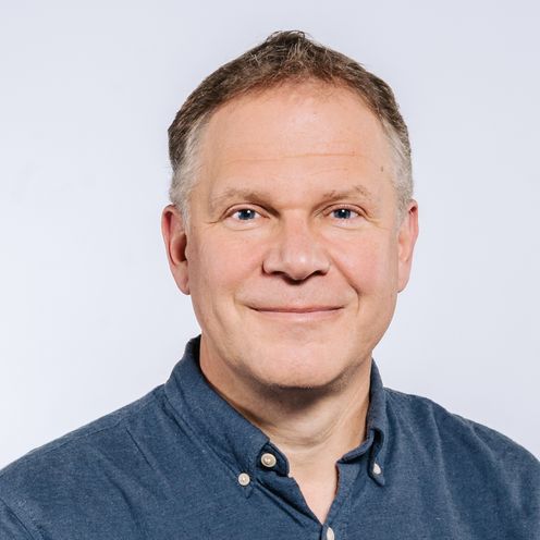 Auf dem Bild ist Christian Spatscheck zu sehen. Er hat kurzes braunes Haar und tr&auml;gt ein blaues Hemd. 