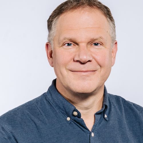 Auf dem Bild ist Christian Spatscheck zu sehen. Er hat kurzes braunes Haar und tr&auml;gt ein blaues Hemd. 