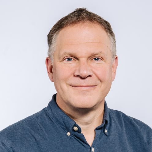 Auf dem Bild ist Christian Spatscheck zu sehen. Er hat kurzes braunes Haar und tr&auml;gt ein blaues Hemd. 