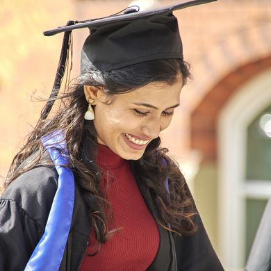 Absolventin mit Talar und Hut