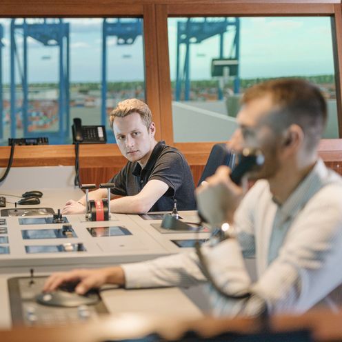 Nautikstudierende auf der Br&uuml;cke des Schiffssimulators.