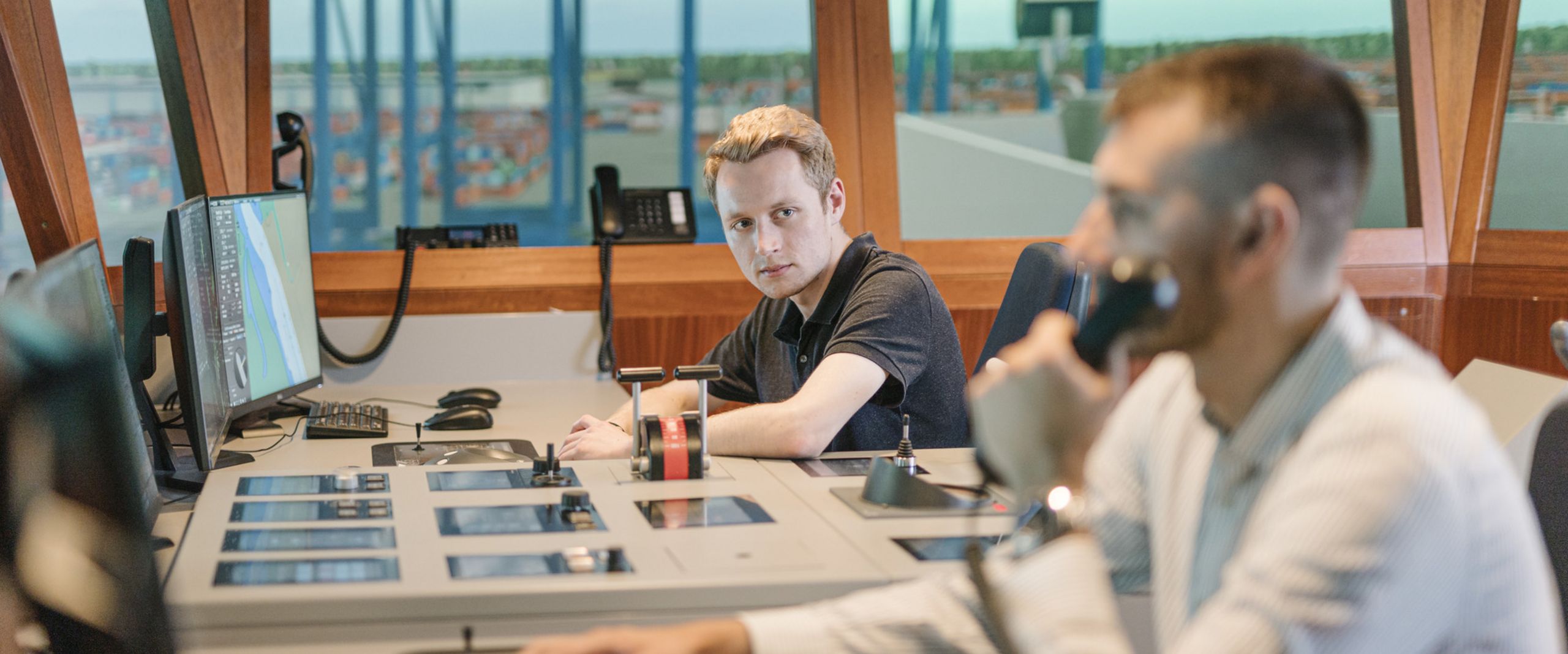 Nautikstudierende auf der Br&uuml;cke des Schiffssimulators.