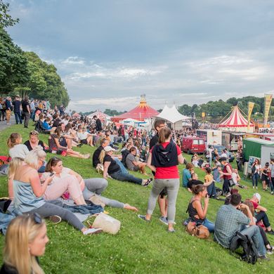 Osterdeich bei der Breminale mit vielen Zelten und Menschen, die auf der Wiese sitzen und stehen