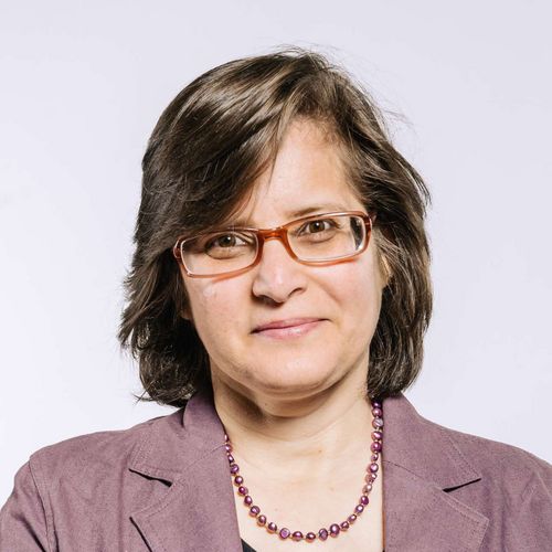 Auf dem Bild ist Shazia W&uuml;hlbers zu sehen. Sie hat braunes Haar und einen fliederfarbenen Blazer. 