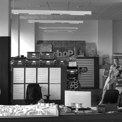 Ein Foto vom Plot Shop mit Studierenden und vielen Modellen