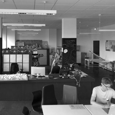 Ein Foto vom Plot Shop mit Studierenden und vielen Modellen