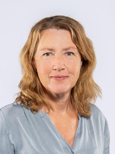 Auf dem Foto ist Tanja Joachim zusehen. Sie hat blondes, schulterlanges Haar und tr&auml;gt eine hellblaue Bluse. 