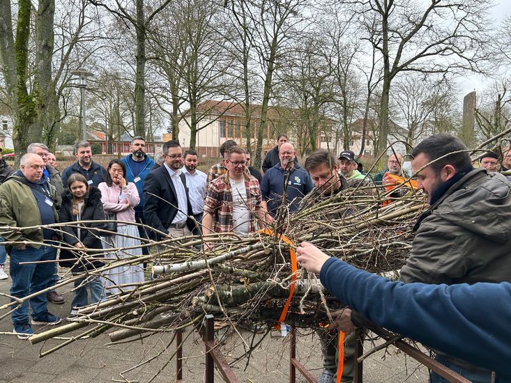 Bild 2 Teilnehmer b&uuml;ndeln Totholz auf dem Praktiker-Tag_Saarland-in-Dillingen am 070226