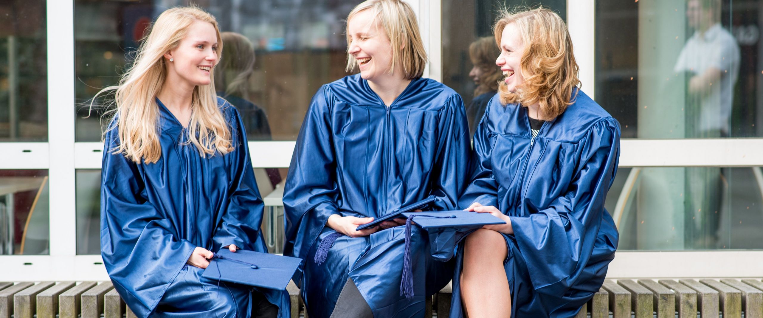 3 Studentinnen im Talar