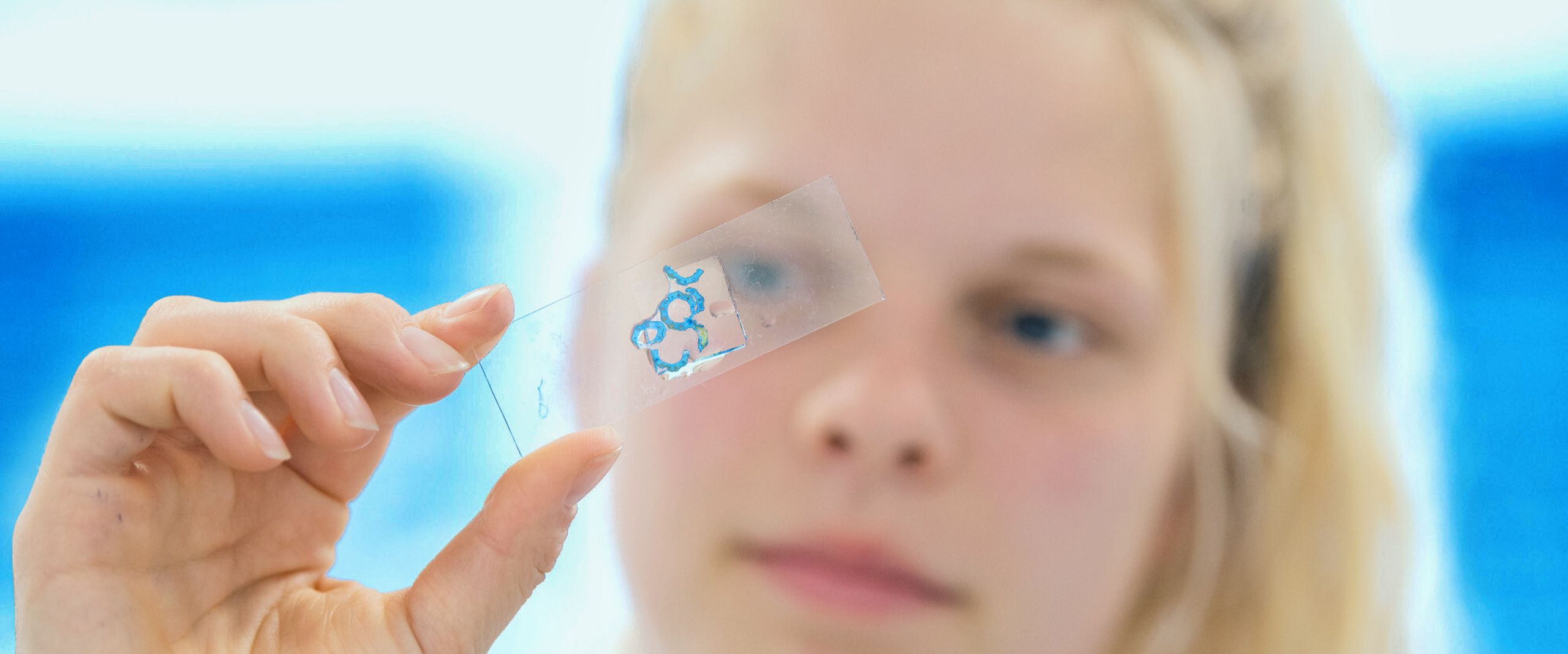 Studentin mit Laborprobe 