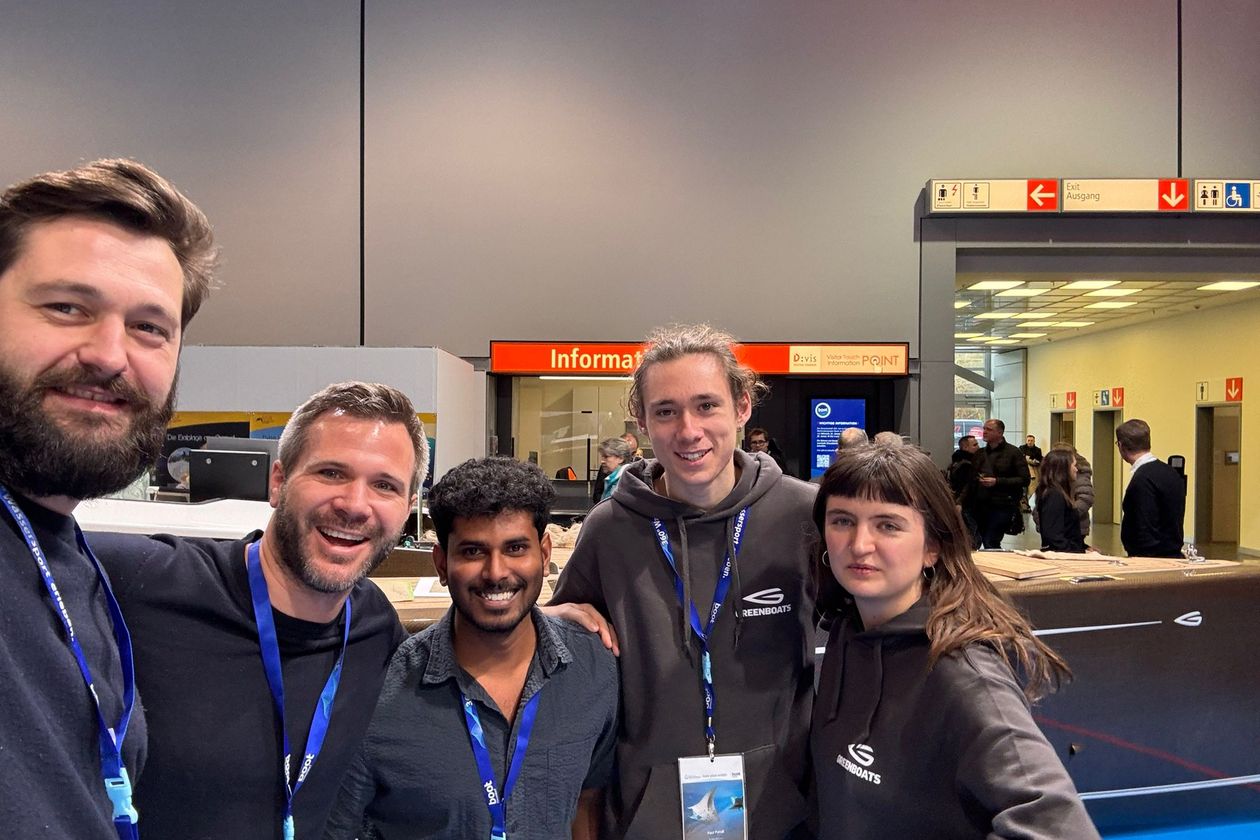 Gruppenbild mit f&uuml;nf M&auml;nnern, die in die Kamera lachen.