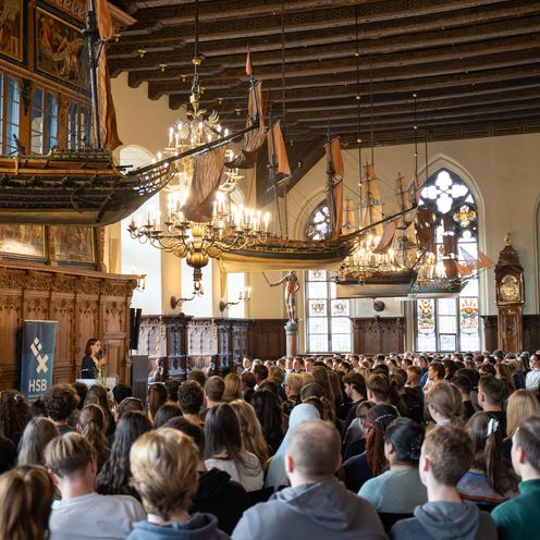 20251105_Erstsemesterbegrüßung Rathaus Feierliche Halle mit Gästen und Rednerin