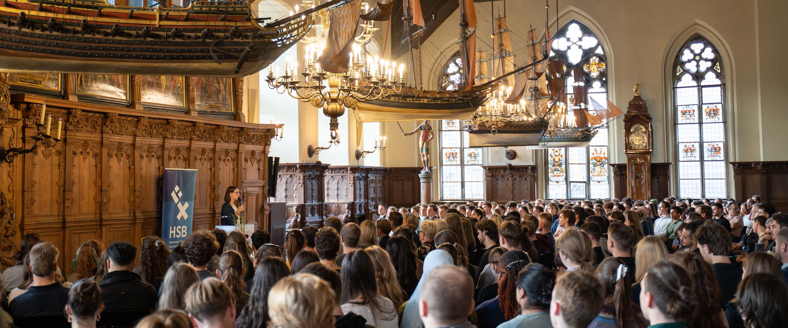 20251105_Erstsemesterbegrüßung Rathaus Feierliche Halle mit Gästen und Rednerin