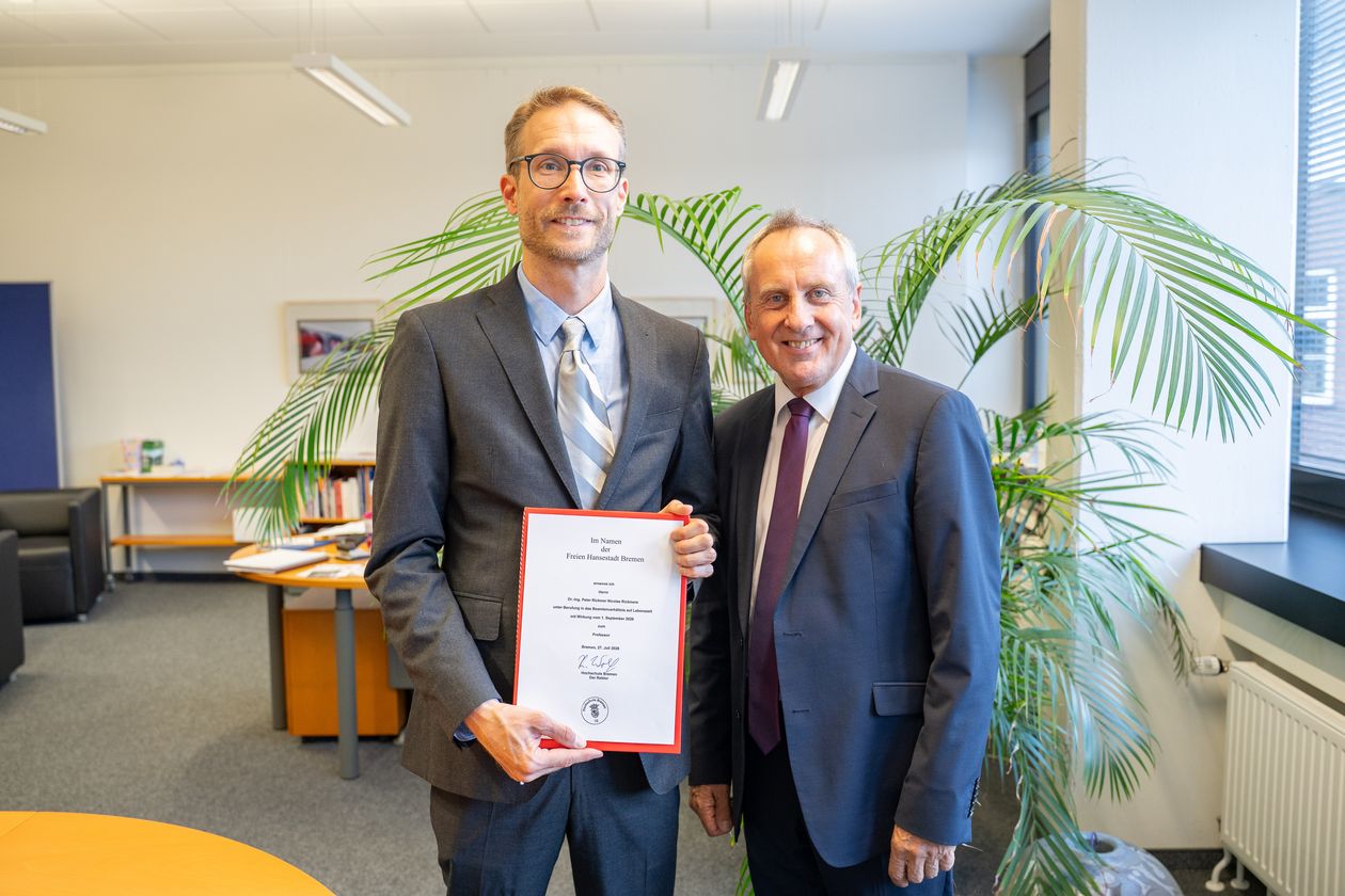 Rektor Prof. Dr. Konrad Wolf und Prof Dr. Peter Rickmers bei &Uuml;bergabe der Ernennungsurkunde 