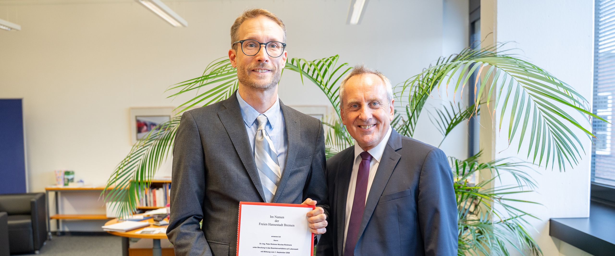 Rektor Prof. Dr. Konrad Wolf und Prof Dr. Peter Rickmers bei &Uuml;bergabe der Ernennungsurkunde 