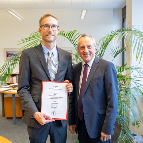 Rektor Prof. Dr. Konrad Wolf und Prof Dr. Peter Rickmers bei &Uuml;bergabe der Ernennungsurkunde 