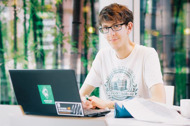 Student am Laptop Junger Mann sitzt am Laptop