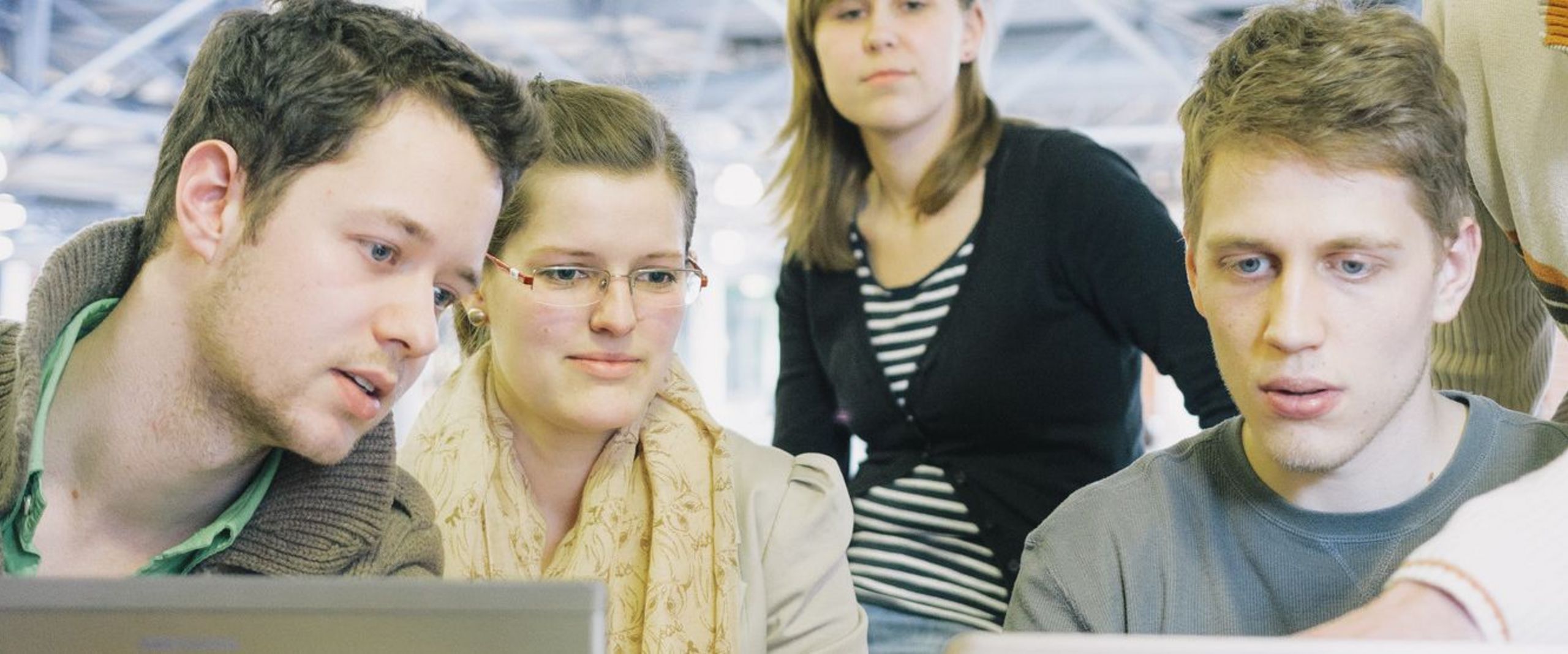 Studierende bei der Gruppenarbeit in der Mensa