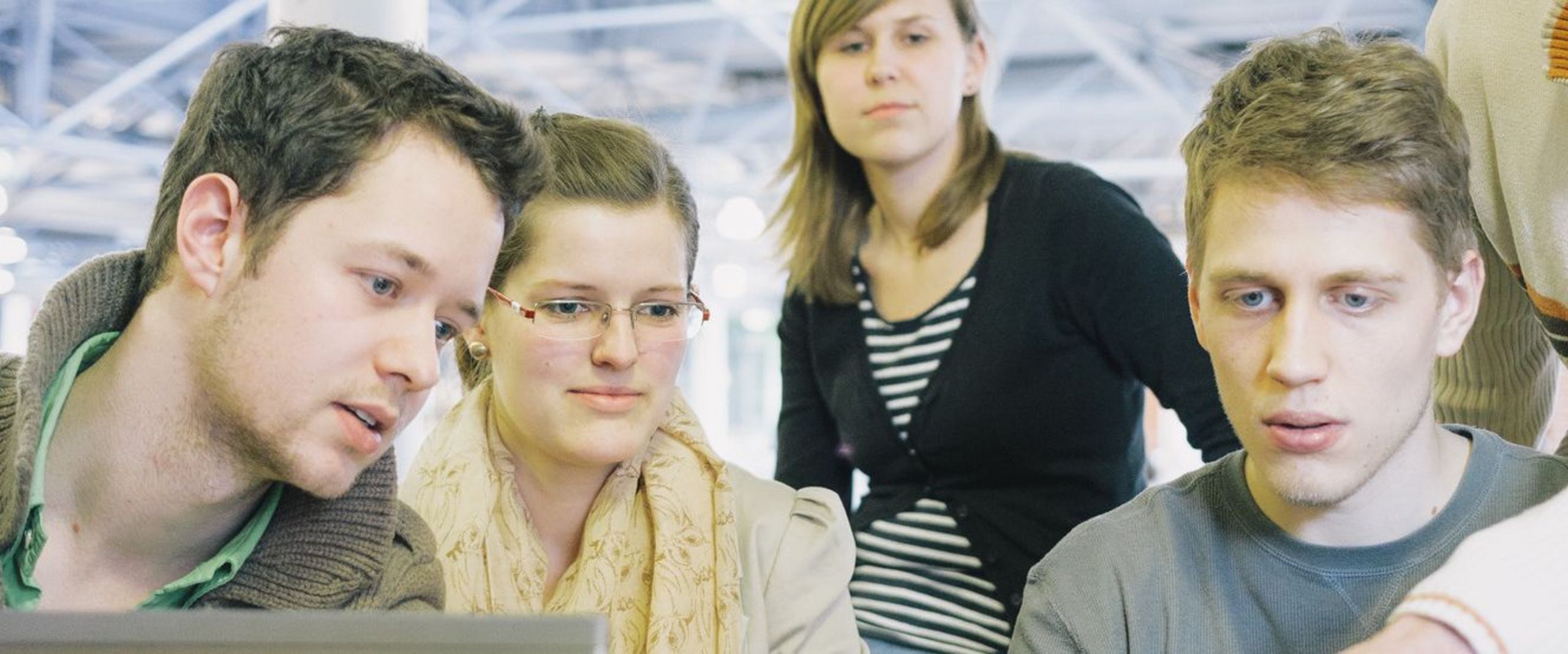 Studierende bei der Gruppenarbeit in der Mensa