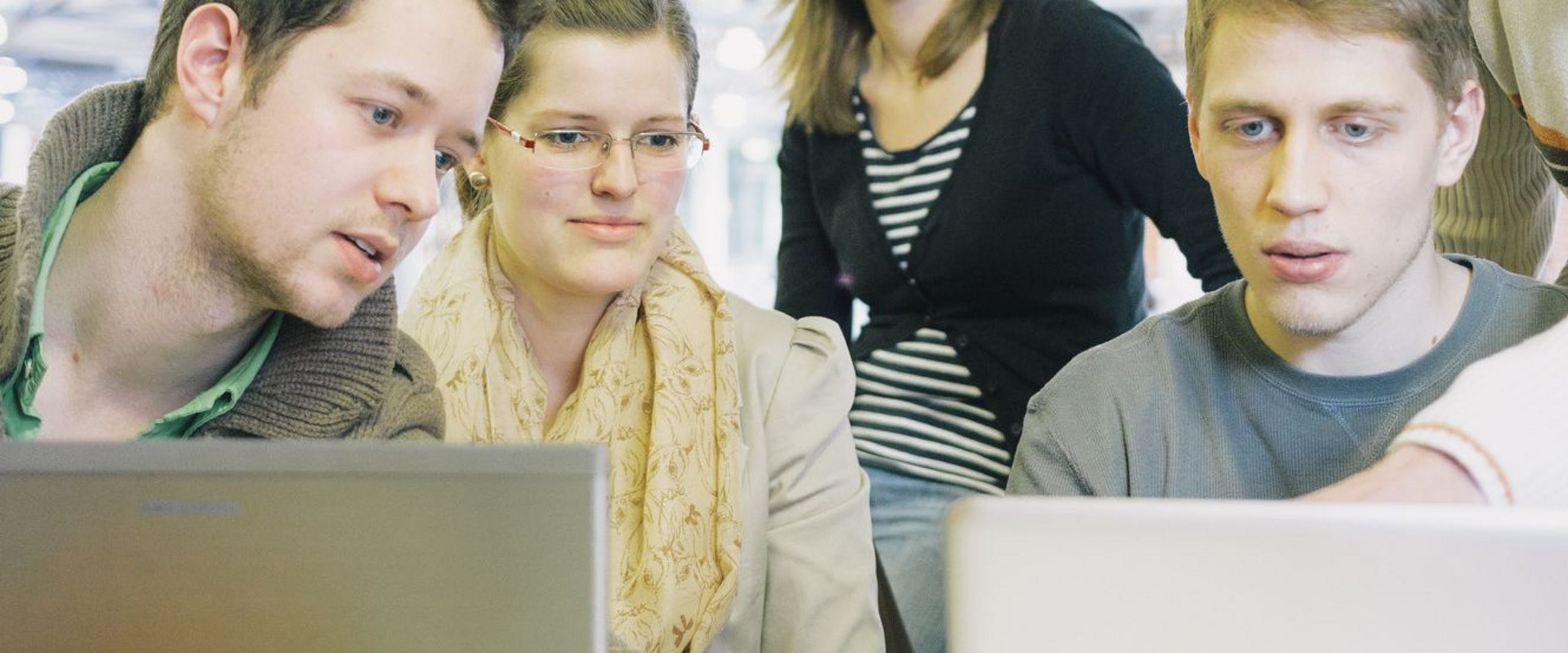 Studierende bei der Gruppenarbeit in der Mensa