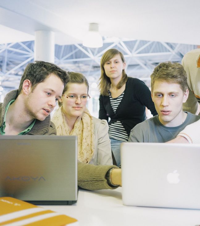 Studierende bei der Gruppenarbeit in der Mensa