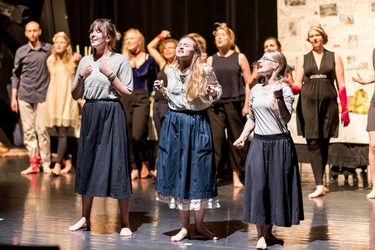 Studierende führen das Theaterstück Krieg & Frieden auf der Bühne auf.