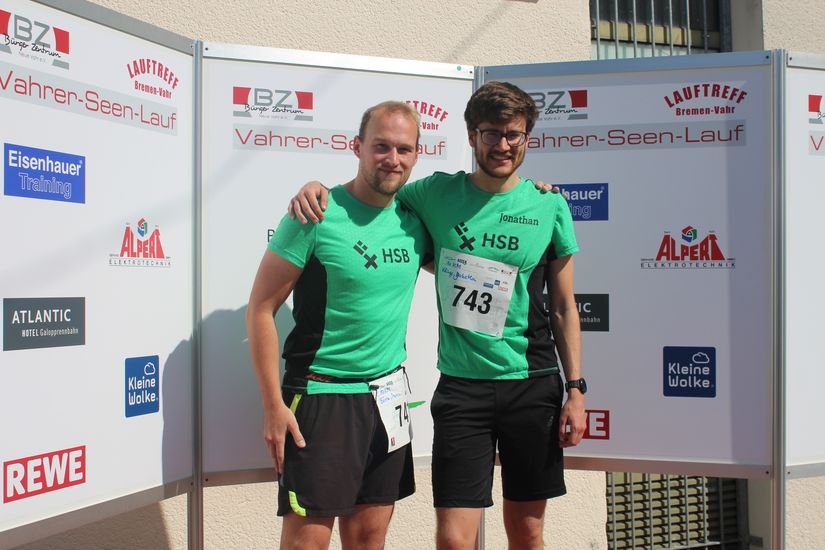 Zwei L&auml;ufer der HSB stehen vor der Pressetafel.