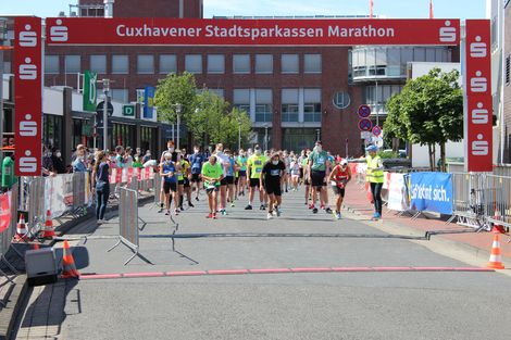 L&auml;ufer:innen beim Start des Cuxhavener Marathons.