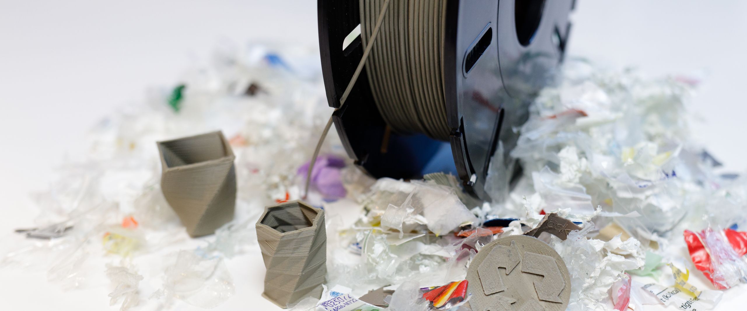 Kleine Müllreste auf einem Tisch mit Geräten