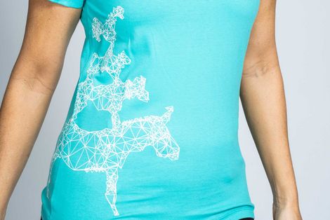 Das Model trägt ein hellblaues T-Shirt für Damen, auf welchem die Silhouette der Bremer Stadtmusikanten abgebildet ist.